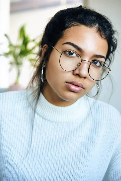 Menina Indonésia Bonita Posando Com Óculos Conceito Beleza Moda Fotos De Bancos De Imagens Sem Royalties