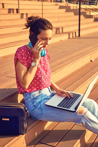 Donna Attraente Che Lavora Computer Portatile Mentre Ascolta Musica All — Foto Stock