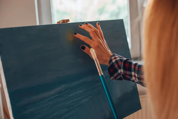 Beautiful Artist Woman Painting Her Room — Stock Photo, Image