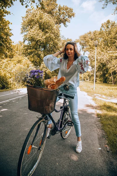 Mulher Bonita Atraente Andando Bicicleta Natureza — Fotografia de Stock