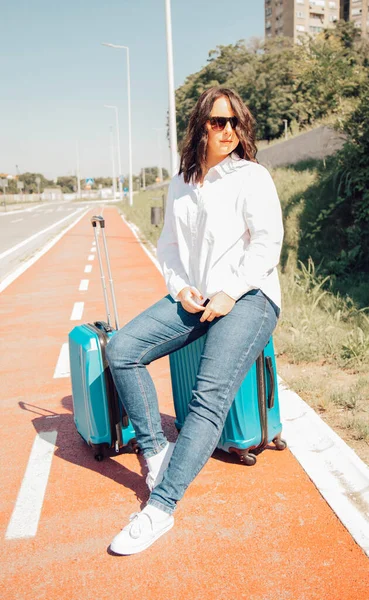 Mulher Viajante Com Bagagem Caminho Aeroporto — Fotografia de Stock