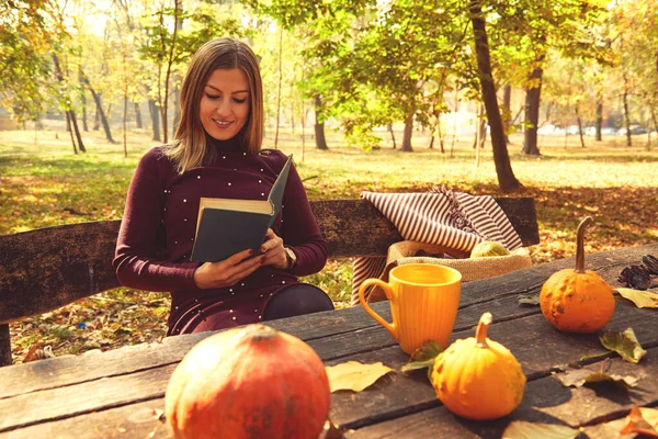 Mulher Desfrutando Natureza Enquanto Bebe Café Livro Imagens De Bancos De Imagens