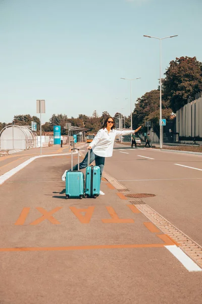 Mulher Viajante Com Bagagem Caminho Aeroporto Fotos De Bancos De Imagens