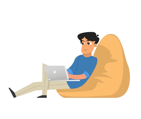 Freelancer jovem trabalhando com laptop sentado em poltrona — Vetor de Stock