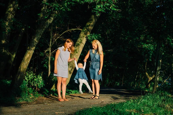 Две Девушки Маленькая Девочка Мать Дочерью Другом Парке — стоковое фото