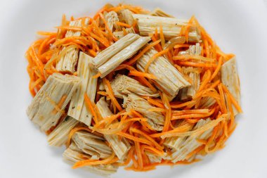 Fuju ve Kore havuç salatası. Soya fasulyesi yapılan yuba ile yemek. Vejetaryen meze
