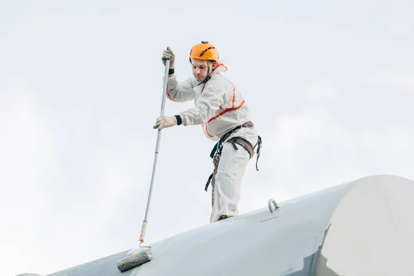 Scalatore Industriale Casco Uniforme Verniciatura Torre Dell Acqua Pittore Professionista — Foto Stock