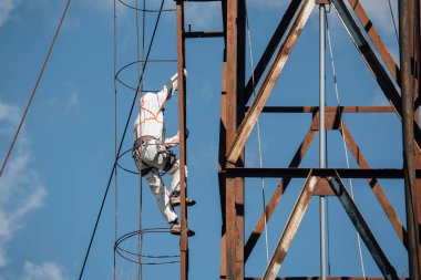 üniforma ve merdiven çıkma kask ndustrial dağcı. Profesyonel çalışan su kulesi riskli onun işi. 