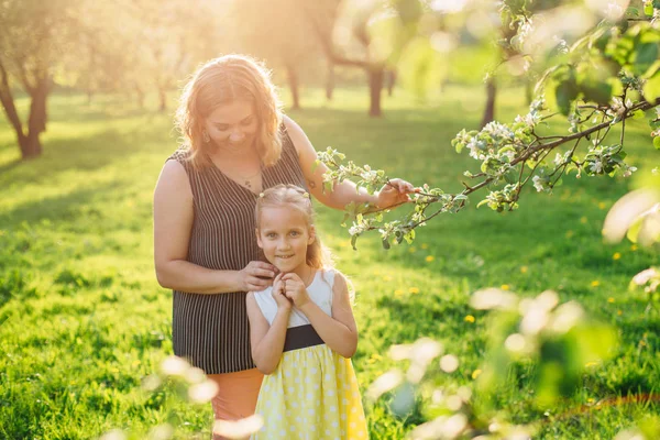 Madre Hija Divirtiéndose Parque Felicidad Armonía Vida Familiar Belleza Naturaleza — Foto de Stock