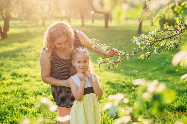 Madre Hija Divirtiéndose Parque Felicidad Armonía Vida Familiar Belleza Naturaleza — Foto de Stock