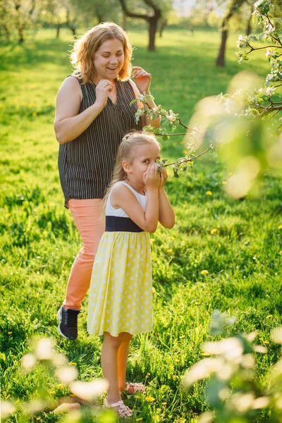 Madre Hija Divirtiéndose Parque Felicidad Armonía Vida Familiar Belleza Naturaleza — Foto de Stock
