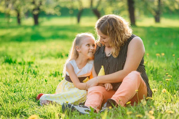 Mutter Und Tochter Amüsieren Sich Park Glück Und Harmonie Familienleben — Stockfoto
