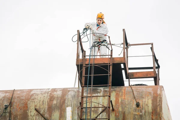 Scalatore Industriale Uniforme Casco Che Lavora Altezza All Aperto Operaio — Foto Stock