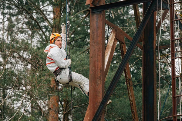 Alpinista Industrial Uniforme Capacete Trabalhando Altura Livre Trabalhador Profissional Fazendo — Fotografia de Stock