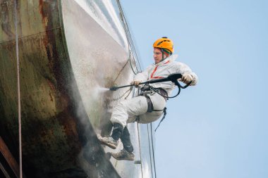 Endüstriyel dağcı çamaşır büyük varil su basıncı ile. Riskli iş.
