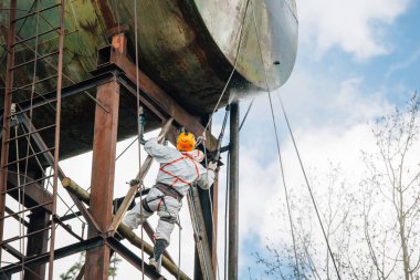 Endüstriyel dağcı çamaşır büyük varil su basıncı ile. Riskli iş.