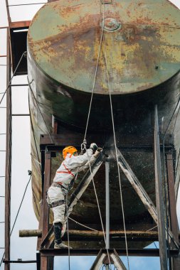 Endüstriyel dağcı çamaşır büyük varil su basıncı ile. Riskli iş.