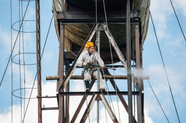Endüstriyel dağcı çamaşır büyük varil su basıncı ile. Riskli iş.