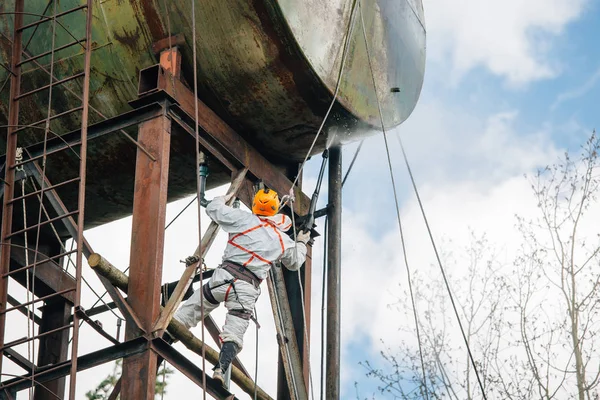 Endüstriyel dağcı çamaşır büyük varil su basıncı ile. Riskli iş.