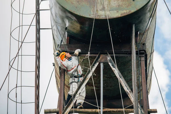Endüstriyel dağcı çamaşır büyük varil su basıncı ile. Riskli iş.