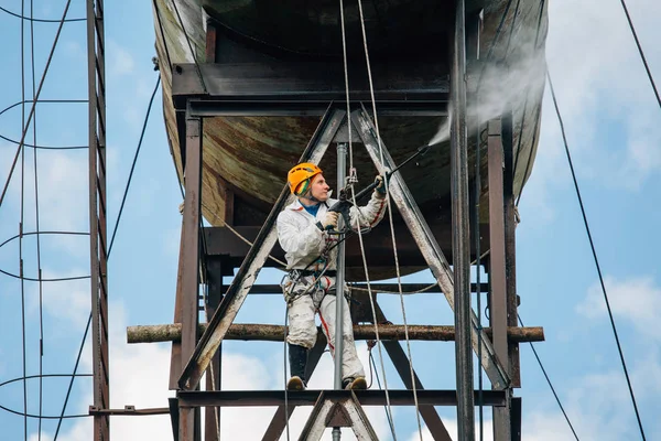 Alpinista Industrial Lavando Grande Barril Com Pressão Água Trabalho Arriscado — Fotografia de Stock