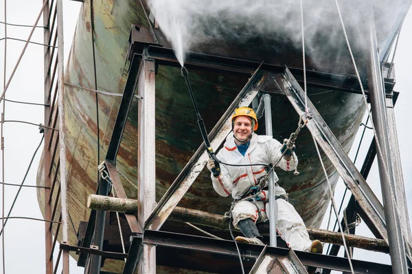 Endüstriyel dağcı çamaşır büyük varil su basıncı ile. Riskli iş.