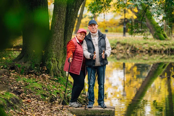 Pareja Bastante Mayor Pie Con Bastones Nórdicos Colorido Parque Otoño — Foto de Stock