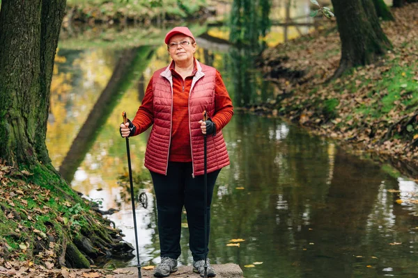 Старша Жінка Стоїть Скандинавськими Пішохідними Полюсами Барвистому Осінньому Парку Біля — стокове фото