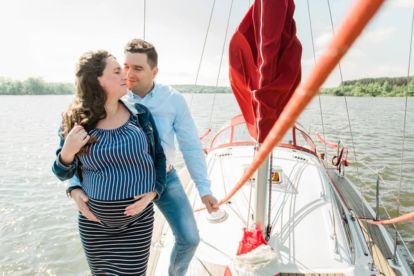Hamile Kadın Koca Yatta Mutlu Hamilelik Kavramı Genç Aile Tatil — Stok fotoğraf