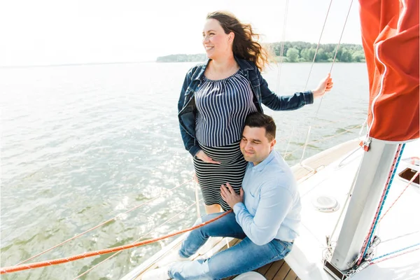 Zwangere Vrouw Met Man Jacht Gelukkig Zwangerschap Concept Jong Gezin — Stockfoto