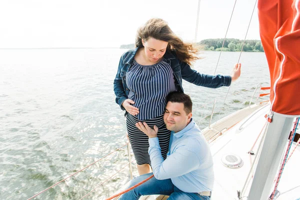 Schwangere Mit Ehemann Auf Jacht Konzept Einer Glücklichen Schwangerschaft Junge — Stockfoto