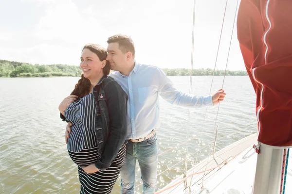 Mujer Embarazada Con Marido Yate Feliz Concepto Embarazo Familia Joven —  Fotos de Stock