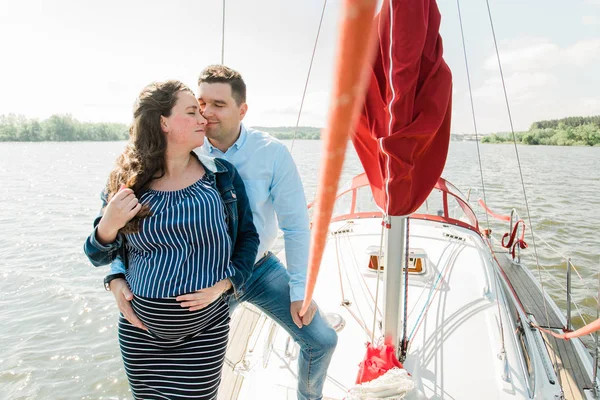 Gravid Kvinna Med Man Yacht Glad Graviditet Koncept Ung Familj — Stockfoto
