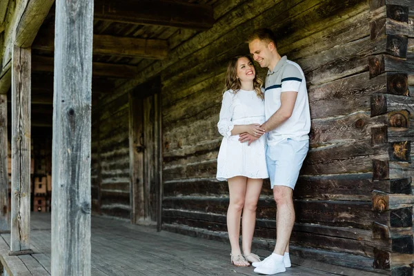 Unga Vackra Paret Kärlek Står Verandan Gamla Hus Vacker Blond — Stockfoto