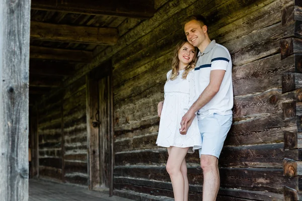 Unga Vackra Paret Kärlek Står Verandan Gamla Hus Vacker Blond — Stockfoto