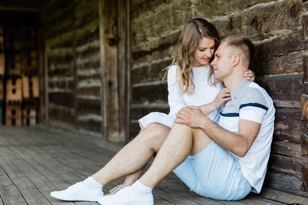 Mladý Hezký Pár Lásce Starých Sedí Verandě Domu Hezká Blondýnka — Stock fotografie