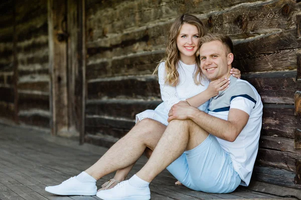 Jovem Casal Bonito Amor Sentado Varanda Casa Velha Menina Loira — Fotografia de Stock