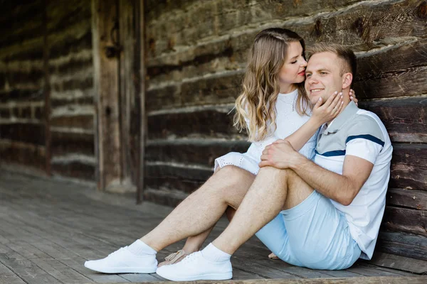 Joven Bonita Pareja Enamorada Sentada Veranda Vieja Casa Hermosa Chica — Foto de Stock