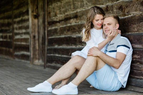 Jeune Joli Couple Amoureux Assis Sur Véranda Vieille Maison Belle — Photo