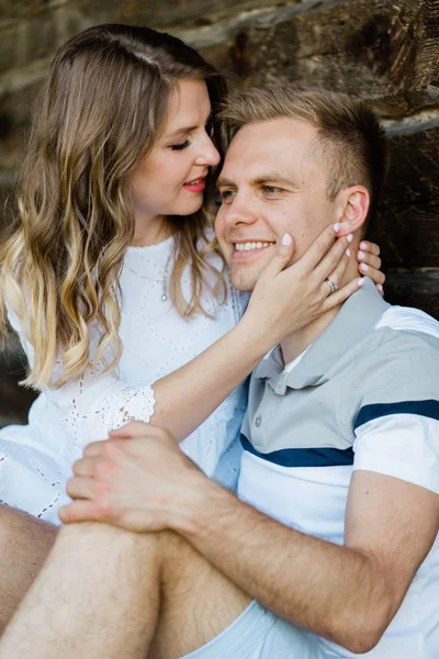 Unga Vackra Paret Kärlek Sitter Verandan Gamla Hus Vacker Blond — Stockfoto