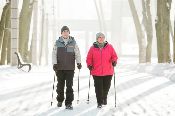 Seniorenpaar Spaziert Mit Nordic Walking Stöcken Winterpark Reife Frau Und — Stockfoto