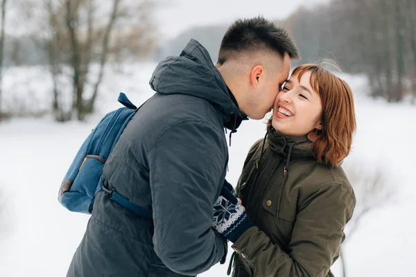 Retrato Invierno Joven Hermosa Pareja Sonriente Feliz Aire Libre Vacaciones — Foto de Stock