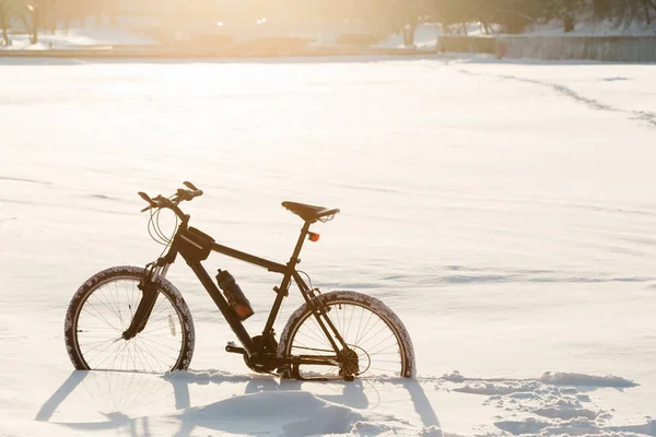Kış Sezonu Bisiklete Binme Şehir Merkezinde Kar Üzerinde Siyah Bisiklet — Stok fotoğraf