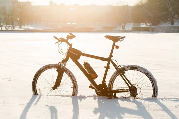 Stagione Invernale Bicicletta Bicicletta Nera Sulla Neve Nel Centro Della — Foto Stock