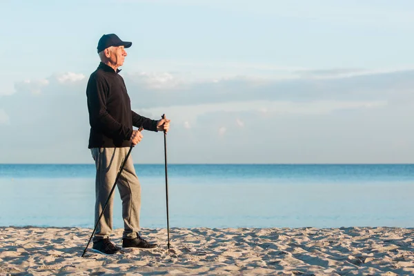 Nordic Walking Senior Man Working Out Beach Estilo Vida Saludable —  Fotos de Stock