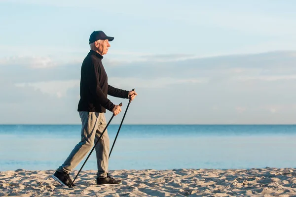 Nordic Walking Senior Man Working Out Beach Estilo Vida Saludable —  Fotos de Stock