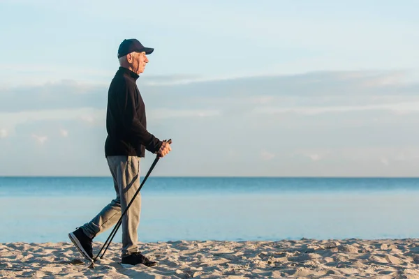 Nordic Walking Senior Man Working Out Beach Estilo Vida Saludable —  Fotos de Stock