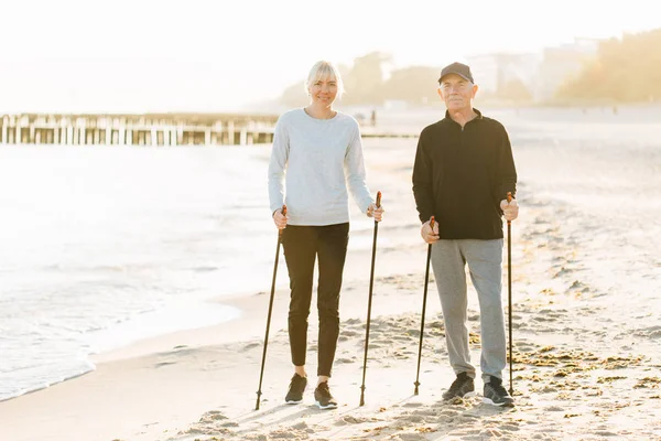 Nordic Walking Senior Man Mooie Jonge Meisje Uit Werken Strand — Stockfoto