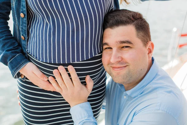 임신한 아내의 배꼽을 남자의 초상화 요트에 남편과 여자입니다 — 스톡 사진