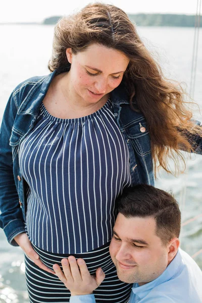 Fröhliche Schwangere Frau Mit Ehemann Auf Jacht Konzept Einer Glücklichen — Stockfoto